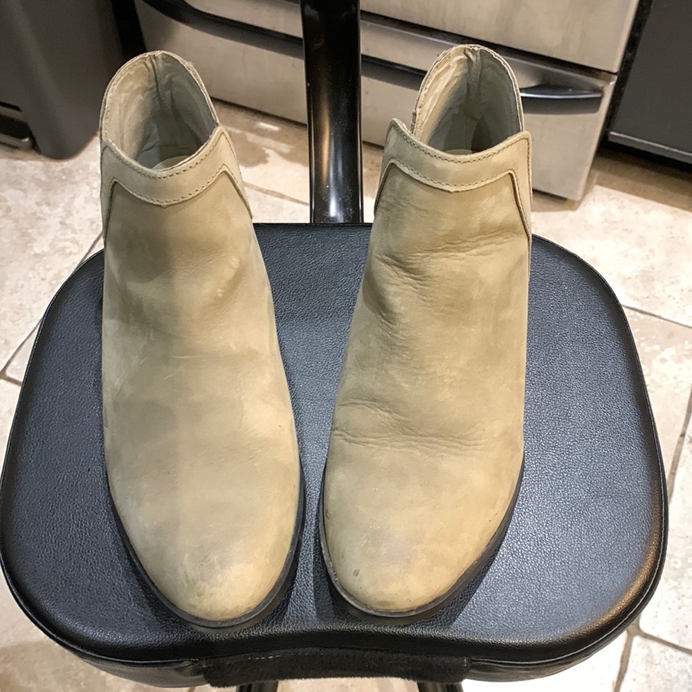 SOREL light sage color  ankle boots in size 9.5. Very good used condition.